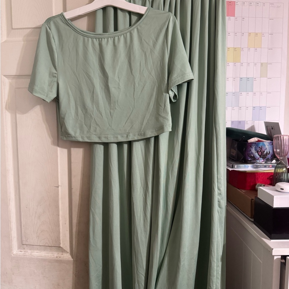 Elegant Green Women's pants and cropped shirt.